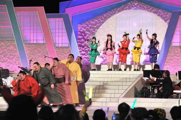 力士とえびぞりジャンプ!ももいろクローバーZがNHK福祉大相撲に登場