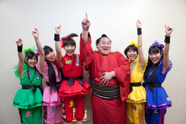 力士とえびぞりジャンプ!ももいろクローバーZがNHK福祉大相撲に登場