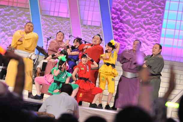 力士とえびぞりジャンプ!ももいろクローバーZがNHK福祉大相撲に登場