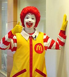 誘拐犯「手をあげろ、おとなしくマクドナルドまで連れて行くんだ」運転手「えっ？」