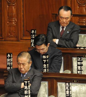 「起きやがれ！日本」　国会でお昼寝する与謝野さんと、主権者国民の国会見学のススメ。 蔦