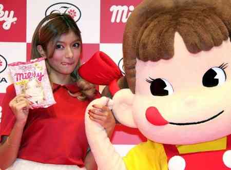 ローラ、「桃の天然水」のイメージキャラに就任