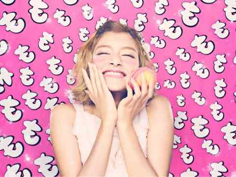 ローラ、「桃の天然水」のイメージキャラに就任