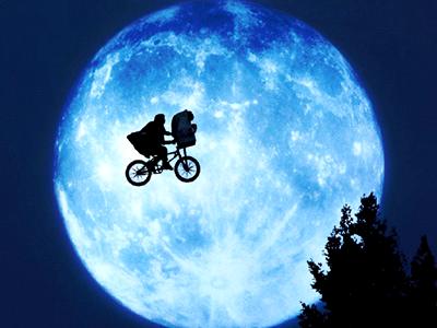 助走をつけて走れば「E.T.」の様に自転車で空を飛べるのか?キングコングの西野亮廣が挑戦