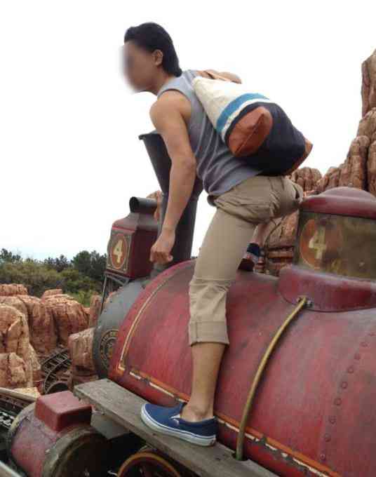 東京ディズニーランドで迷惑行為の元高校生、次々ネットで取り上げられる
