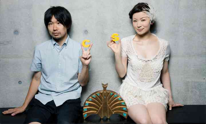 椎名林檎、片足だけ素足で街を徘徊！同行のヒゲ面男性は“略奪愛”のお相手？