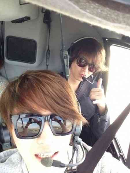 JYJジェジュン、“親友”山下智久とヘリコプターに乗って「休暇を満喫」