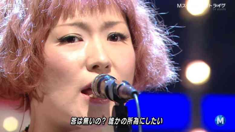 椎名林檎、片足だけ素足で街を徘徊！同行のヒゲ面男性は“略奪愛”のお相手？