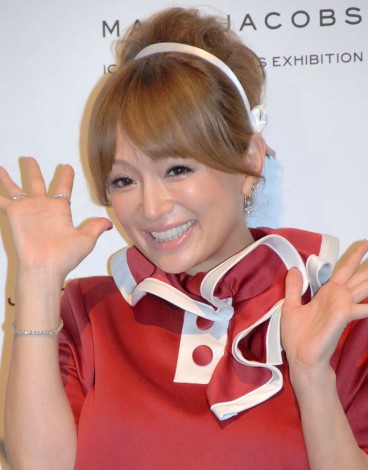 浜崎あゆみが『マーク・ジェイコブス作品展』初日に来場 「作品を見てニューヨークのコレクションに行きたくなりました」