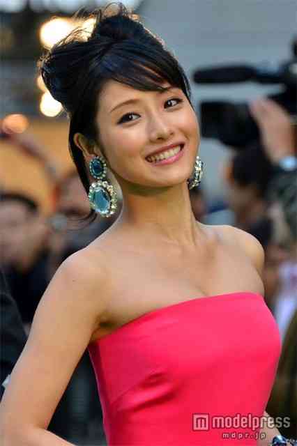 石原さとみ、モード誌で妖艶な表情が開花