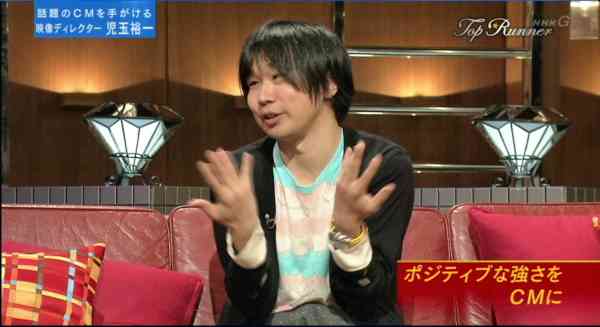 椎名林檎、片足だけ素足で街を徘徊！同行のヒゲ面男性は“略奪愛”のお相手？