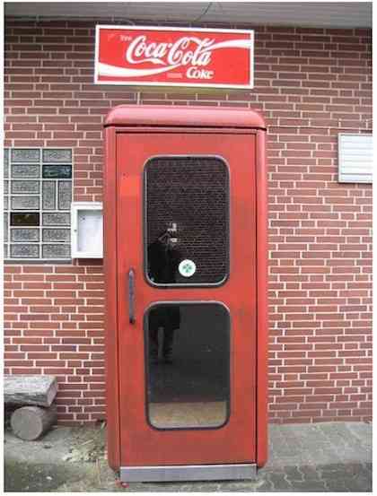 シャワーから図書館や水族館まで! 世界の公衆電話ボックスのリユース・アイデアが素敵