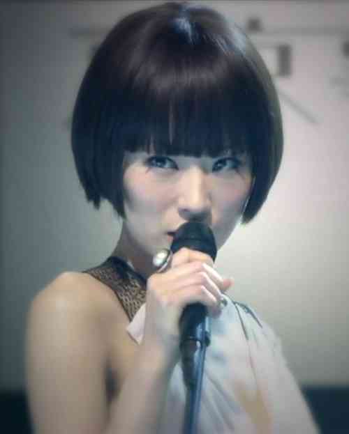 椎名林檎、片足だけ素足で街を徘徊！同行のヒゲ面男性は“略奪愛”のお相手？