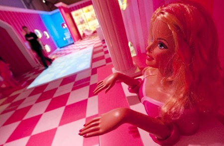 ドイツに実物大の「バービーの家」が出現　女性差別の批判も