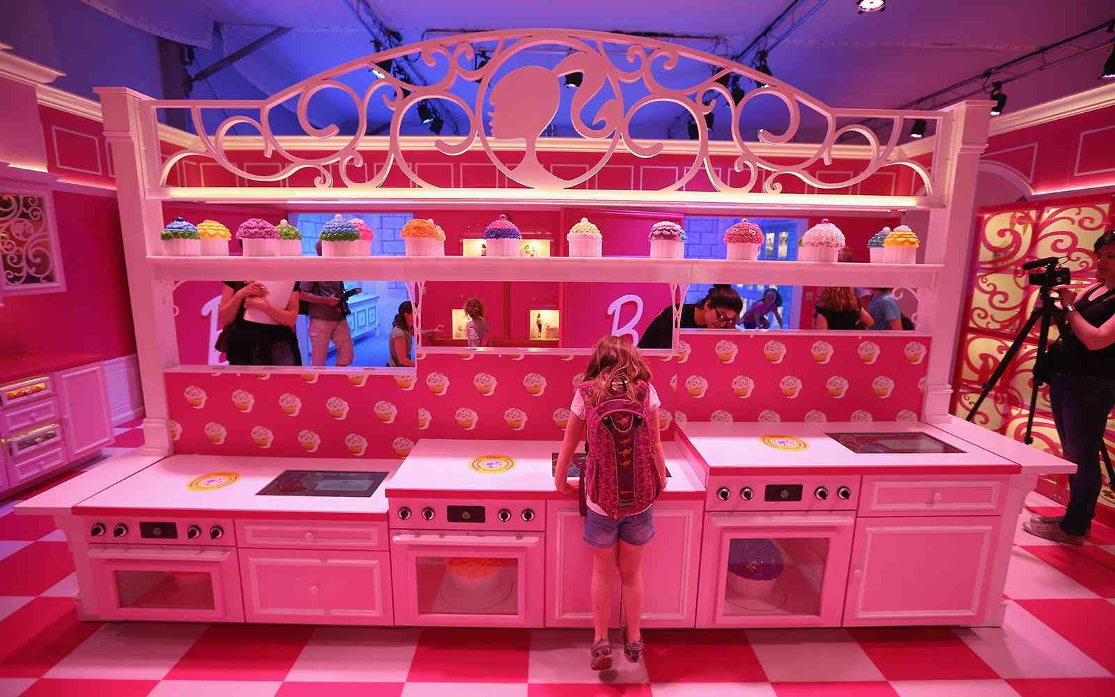 ドイツに実物大の「バービーの家」が出現　女性差別の批判も