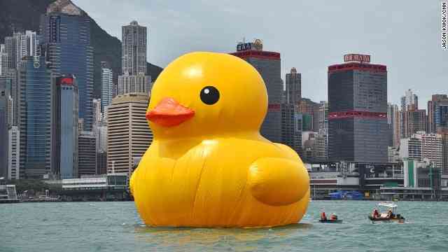 大阪で大人気だった巨大アヒルちゃん、香港で溺れる？