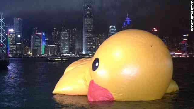 大阪で大人気だった巨大アヒルちゃん、香港で溺れる?