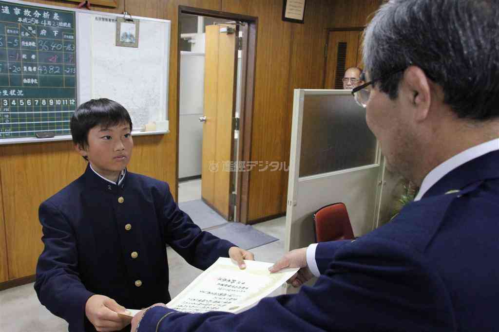 「お姉さんが嫌がっているのでやめましょう」泥酔した痴漢を撃退、中2男子に感謝状