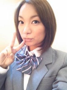 保田圭(32)のセーラー服姿をご覧ください…