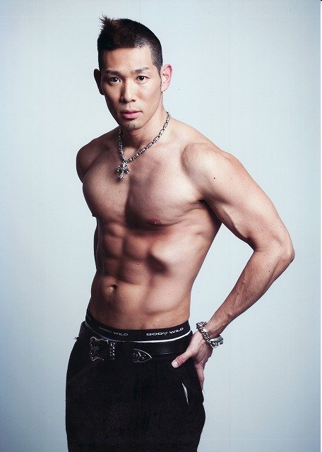 モデルに転向したレイザーラモンHGが目を整形したと話題に