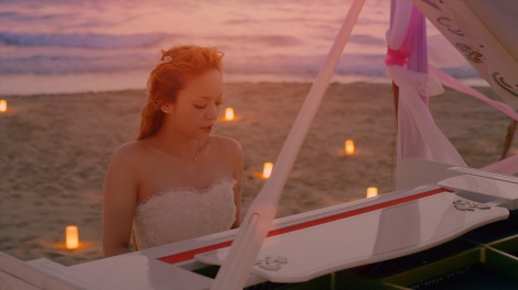 安室奈美恵、新曲MVでピアノ演奏初披露！