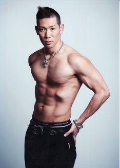 お笑いナタリー - リアルよしもと男前No.1、レイザーラモンHGモデル業宣言