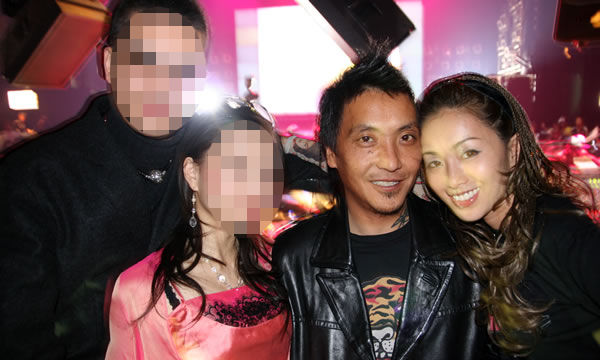 酒井法子の元夫、皿洗いバイトをクビに!?「裏路地で怪しい男に金を」との目撃談も