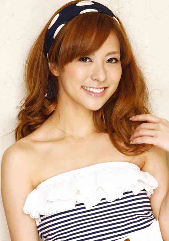 神戸蘭子にイケメンと同棲報道、フライデーが「一軒家に連名の表札」