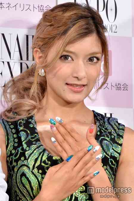 石田純一 父が国際手配されたローラを気遣う「心配です」