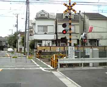 踏切でタクシーと電車接触 元「シブがき隊」の布川敏和さんらが軽傷