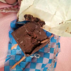 Twitter民「チロルチョコに芋虫がいた」→チロルチョコが弁解