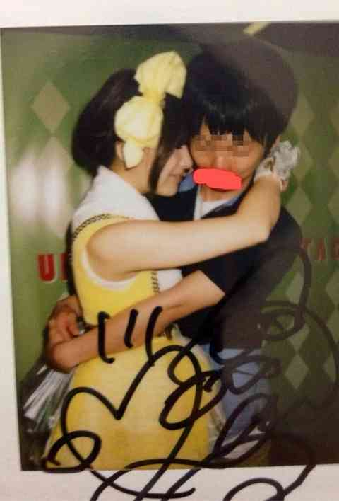 元AKB48・小野恵令奈、ファンと密着のチェキ批判に反論「愛情表現してるまで」