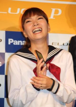 保田圭(32)のセーラー服姿をご覧ください…