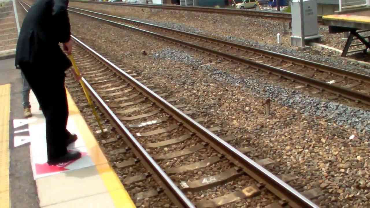 ・珍・線路に落ちたものをマジックハンドで拾う。 - YouTube
