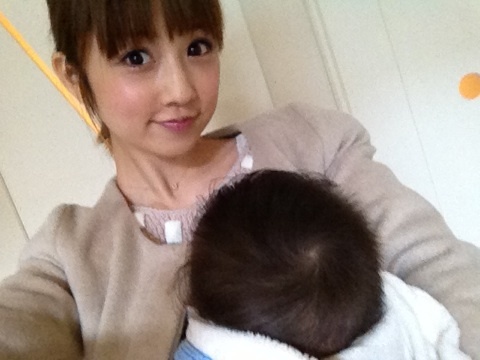 噛みつく我が子を「叱るか」「諭すか」。小倉優子のブログに意見続々