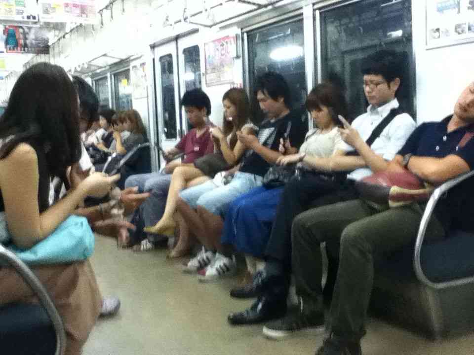 携帯電話を2時間以上放置できない10代女子が45.1%