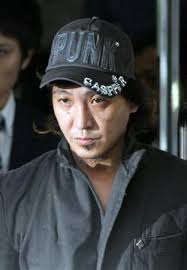 酒井法子の元夫、皿洗いバイトをクビに!?「裏路地で怪しい男に金を」との目撃談も
