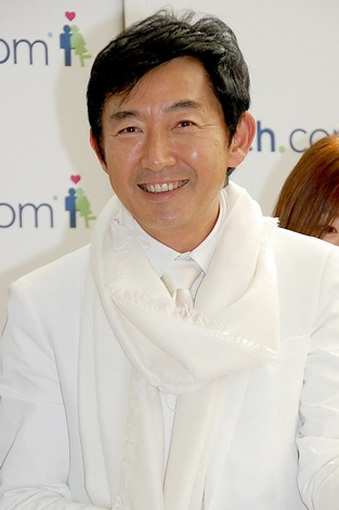 石田純一 父が国際手配されたローラを気遣う「心配です」