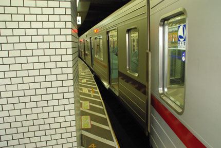 東京メトロ六本木駅で女性転落…駅員が「荷物」と勘違いし、確認せず発車
