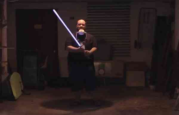 バーガーキング、手を使わずにハンバーガーを食べられる「ハンズフリーワッパーホルダー」を提供