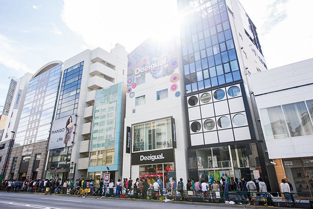 原宿に発生した“露出しまくりビキニ軍団”がヤバいww