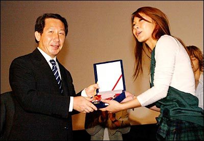 サッカー日韓戦、韓国側応援席に歴史問題の横断幕再び…伊藤博文を暗殺した英雄の肖像画に大きな歓声