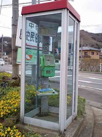 家族でキャンプ場に来た警察官、2.5mの壁をよじ登って女子トイレを覗く→聴取中に自殺を図る