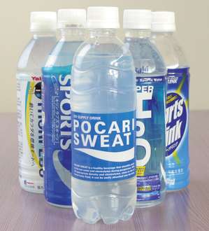 汗まみれのシャツから汗を絞り、「飲料水」に変えるマシンをユニセフが開発