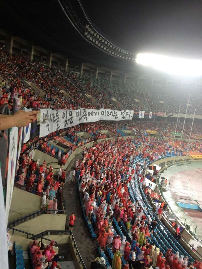 サッカー日韓戦、韓国側応援席に歴史問題の横断幕再び…伊藤博文を暗殺した英雄の肖像画に大きな歓声