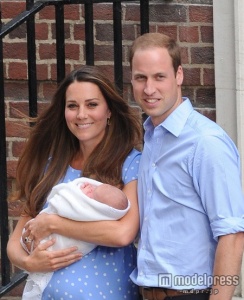 英国・ウィリアム王子、キャサリン妃夫妻、ロイヤルベビーをお披露目