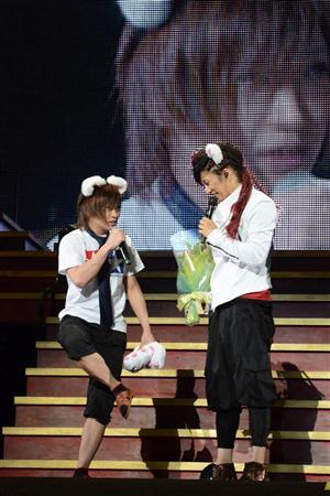 GACKTの40歳の誕生日を、ゴールデンボンバー鬼龍院翔らが祝福