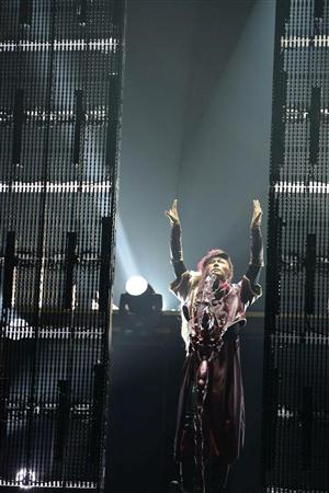 GACKTの40歳の誕生日を、ゴールデンボンバー鬼龍院翔らが祝福