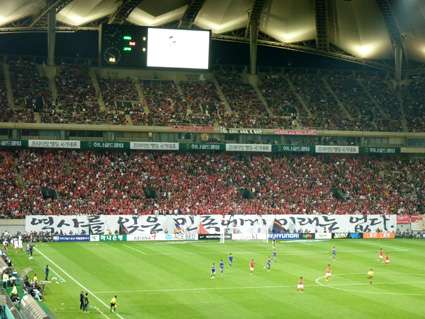 サッカー日韓戦、韓国側応援席に歴史問題の横断幕再び…伊藤博文を暗殺した英雄の肖像画に大きな歓声