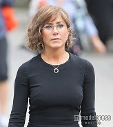 ジェニファー・アニストン(44歳)の微妙なノーブラをご覧ください…